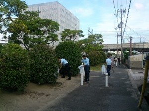 周辺清掃（第20回安全見送り）の実施【北大阪配送センター】